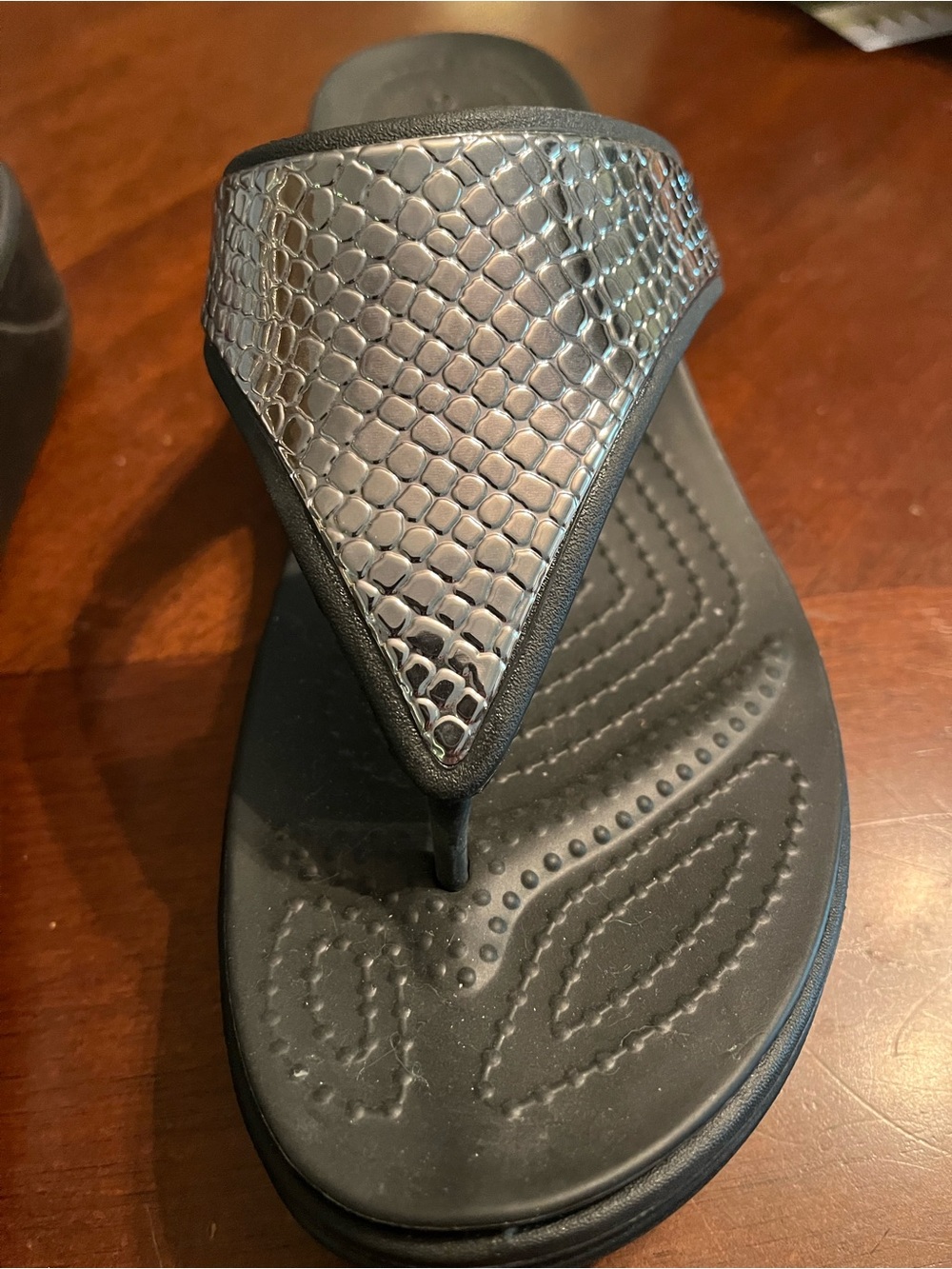 CROCS Women’s Metallic Silver Snake-Print Thong Sandals - Picture 3 of 11